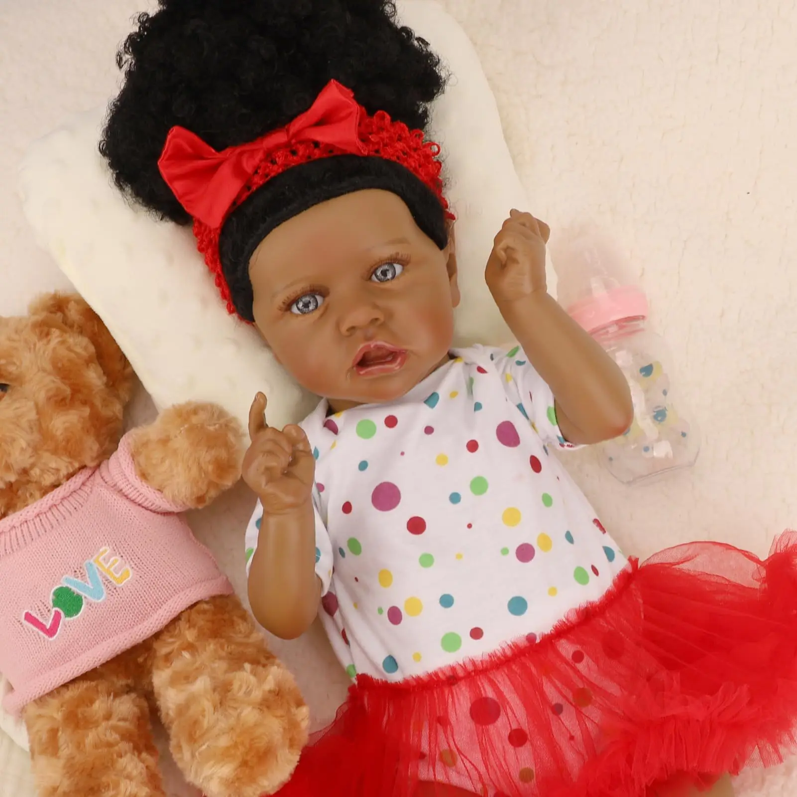 Baby Doll rinato nero da 22 pollici, materiale in vinile morbido, espressioni facciali, ideale per regali e collezionisti di famiglie di corse nere/miste