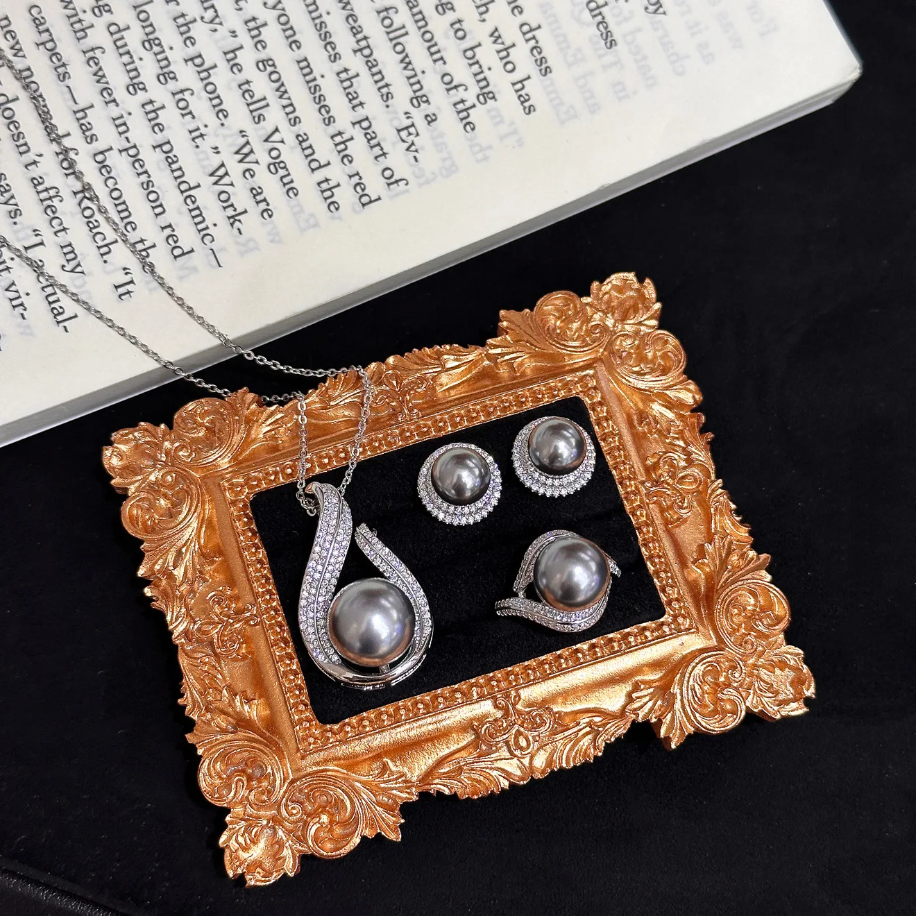 

Роскошный комплект ювелирных изделий Indie: кольцо неправильной формы с микро-паве из циркона, минималистичные жемчужные серьги и изящное ожерелье. Элегантный подарок