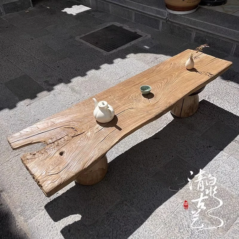 

Небольшая квартира, гостиная, жилой журнальный столик, дизайнерский креативный кофе-сюрприз, тихий ветер, журнал, чай, деревянный