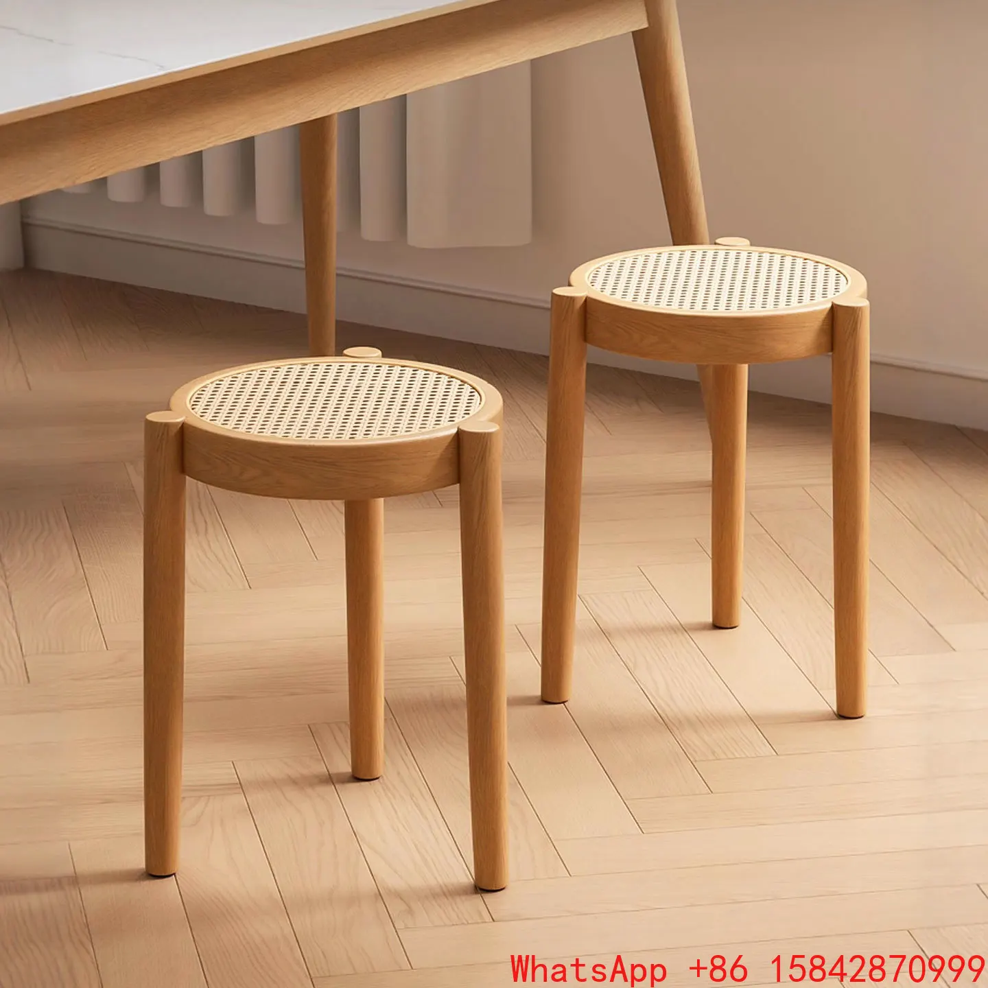 il-piccolo-sgabello-rotondo-medievale-in-rattan-in-legno-massello-puo-essere-impilato