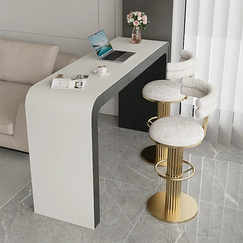 Moderner, minimalistischer Couchtisch mit hohem Leg