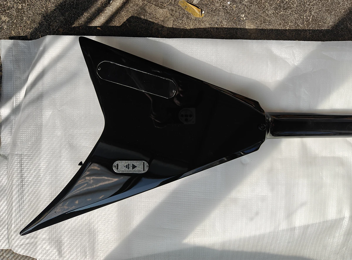 مصنع عالي الجودة رائجة البيع على شكل حرف V 4 أوتار جيتار كهربائي أسود لوح فريتس من خشب الورد أجهزة سوداء نشطة قابلة للتخصيص #3