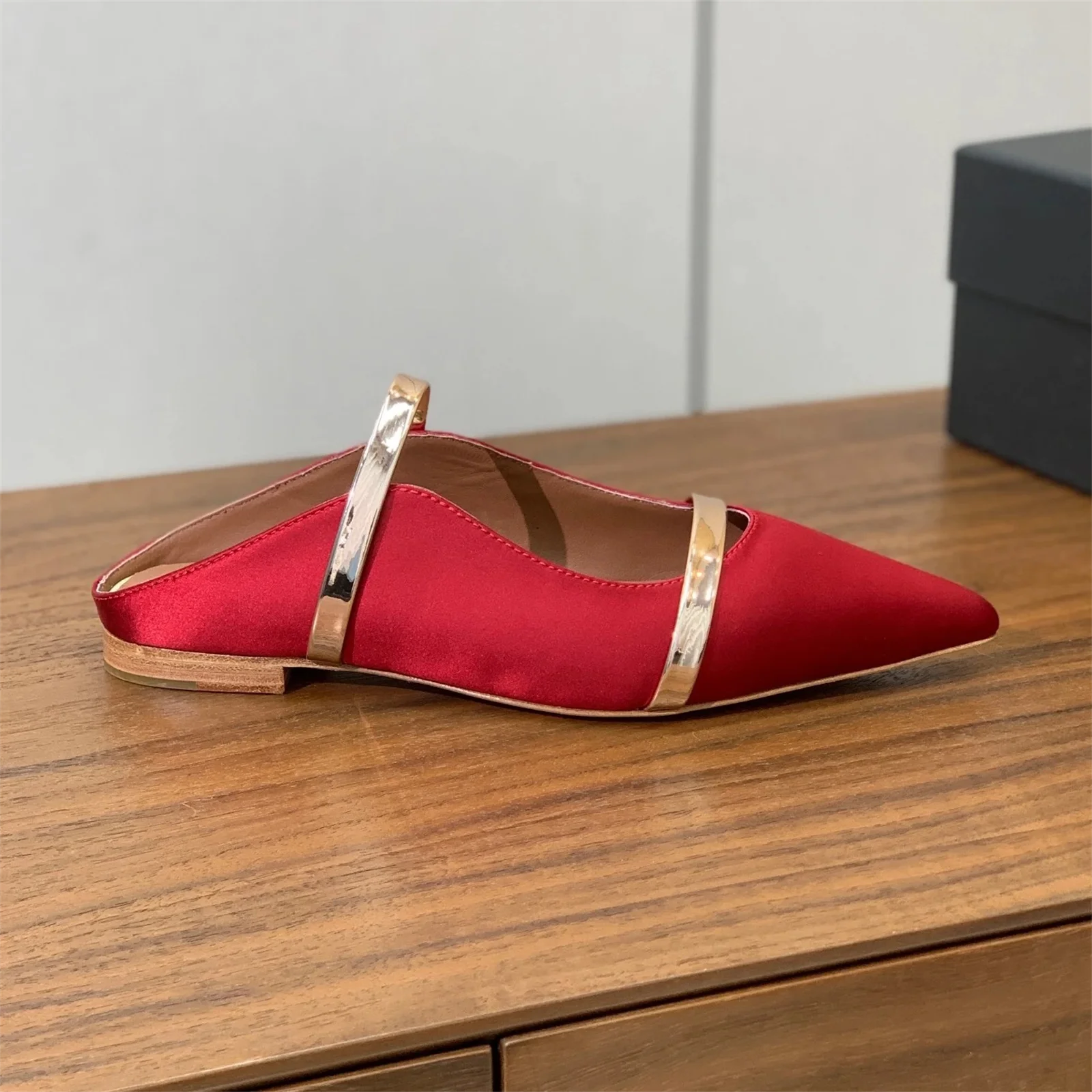 Top Qualität Designer Echtes Leder Spitz-Toe Flache Ferse Frau Hausschuhe Maultiere Rutschen Schnalle-Riemen Outdoor Hausschuhe Boote mujer