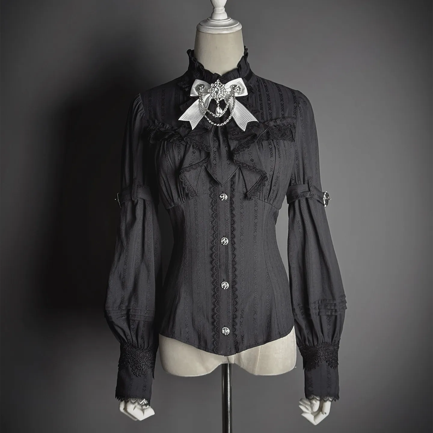 

Dawnbreaker - Военная блузка в стиле лолита с ромбовидным подолом от Alice Girl. ПРЕДЗАКАЗ / 5 месяцев ожидание.