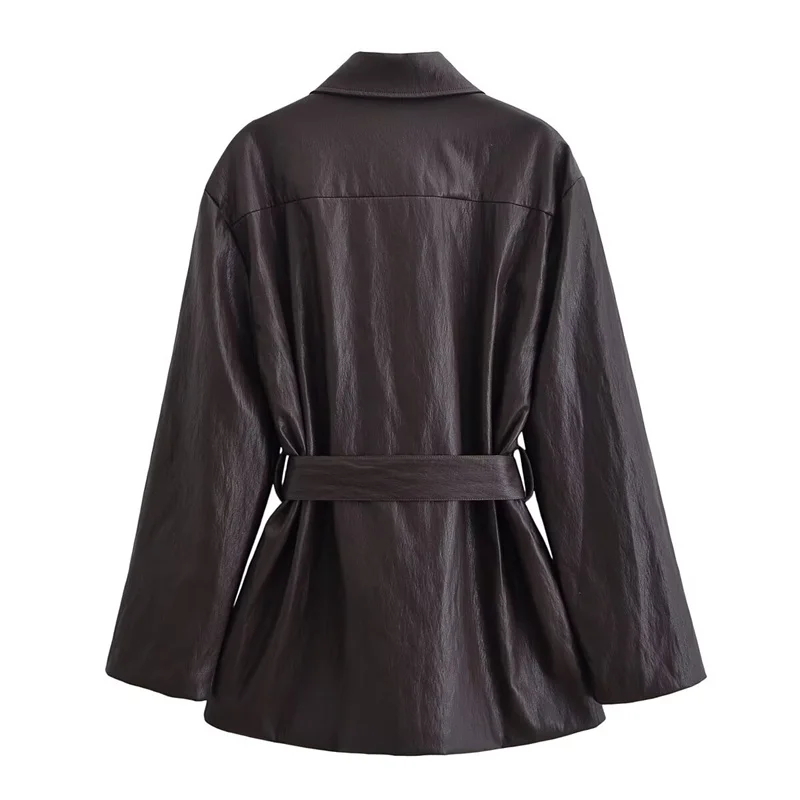 سترة نسائية 2025 موضة جديدة لخريف وشتاء حزام بني سترة من الجلد الصناعي سترة أنيقة للسيدات