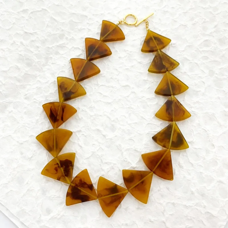 

Simple Design Classic Amber Color Geometric Resin Collarbone Chain Retro Necklace Versatile Jewelry for Women
