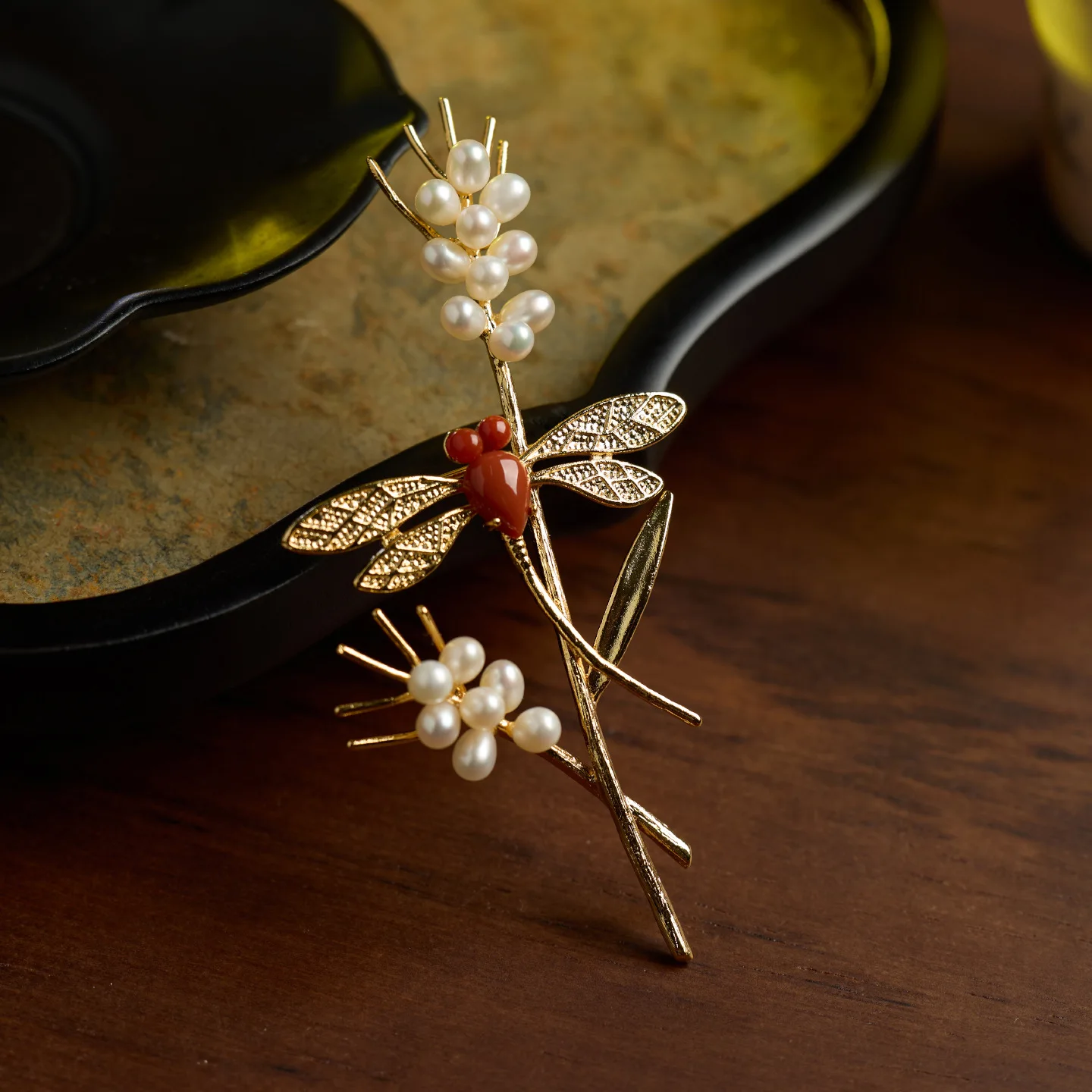 Fashionable and exquisite retro brooch, southern red pearl design, high-end and elegant corsage, high-end clothing accessories