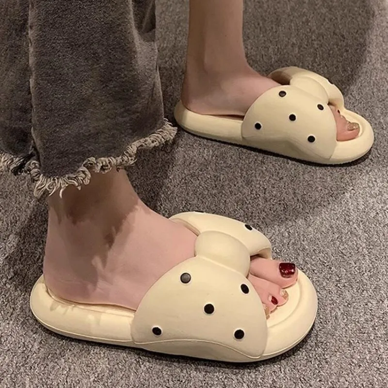 SHAJI Damen-Slipper mit Schleife und Polka Dots, Sommerliche Rutschfeste Weiche Komfort-Hausschuhe für Drinnen und Draußen, Strand und Alltag – Detail 3