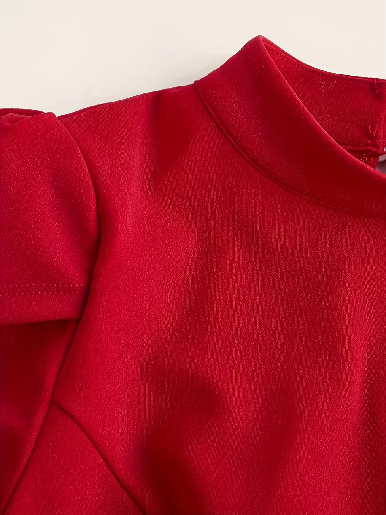 Lässiges und elegantes Damenkleid mit Rundhalsausschnitt, Knopfleiste am Rücken, ausgehöhltem Schleifendesign und mittellangem Rock – Detail 5