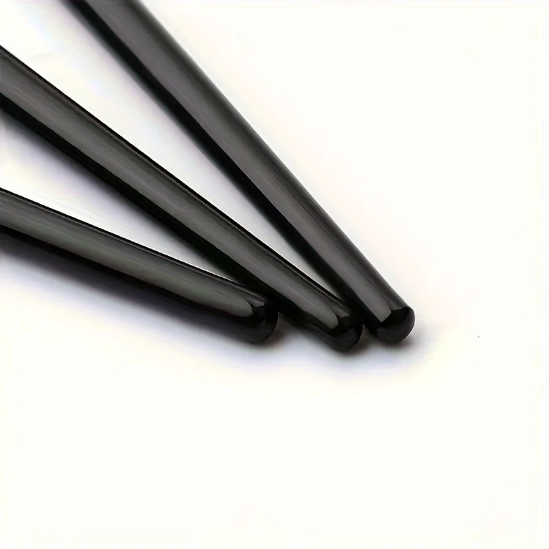 Un set di 6 pennelli per trucco occhi, ombretto delicatamente raffigurante, eyeliner, colorante halo, correttore, linea per ciglia smussate e inferiori