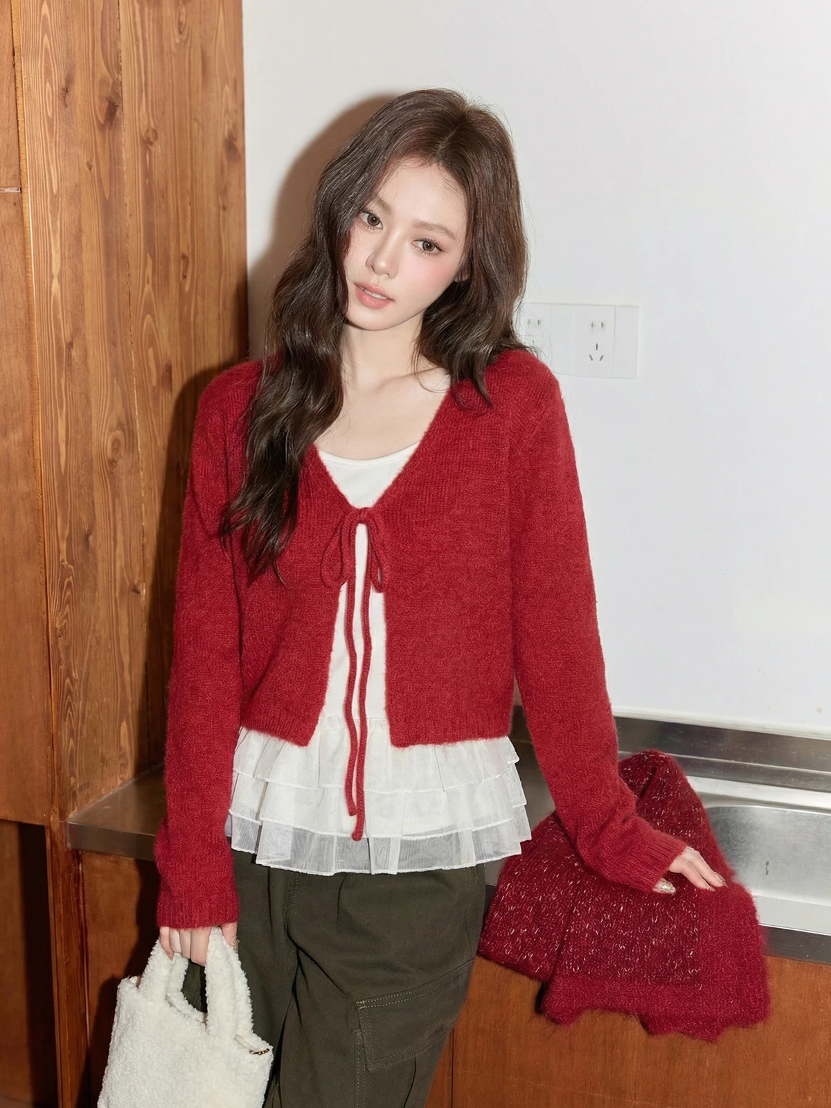

Красный вязаный кардиган с V-образным вырезом и топ с кружевными бретелями, комплект из двух предметов для ранней весны, в корейском стиле, мягкий, уютный.