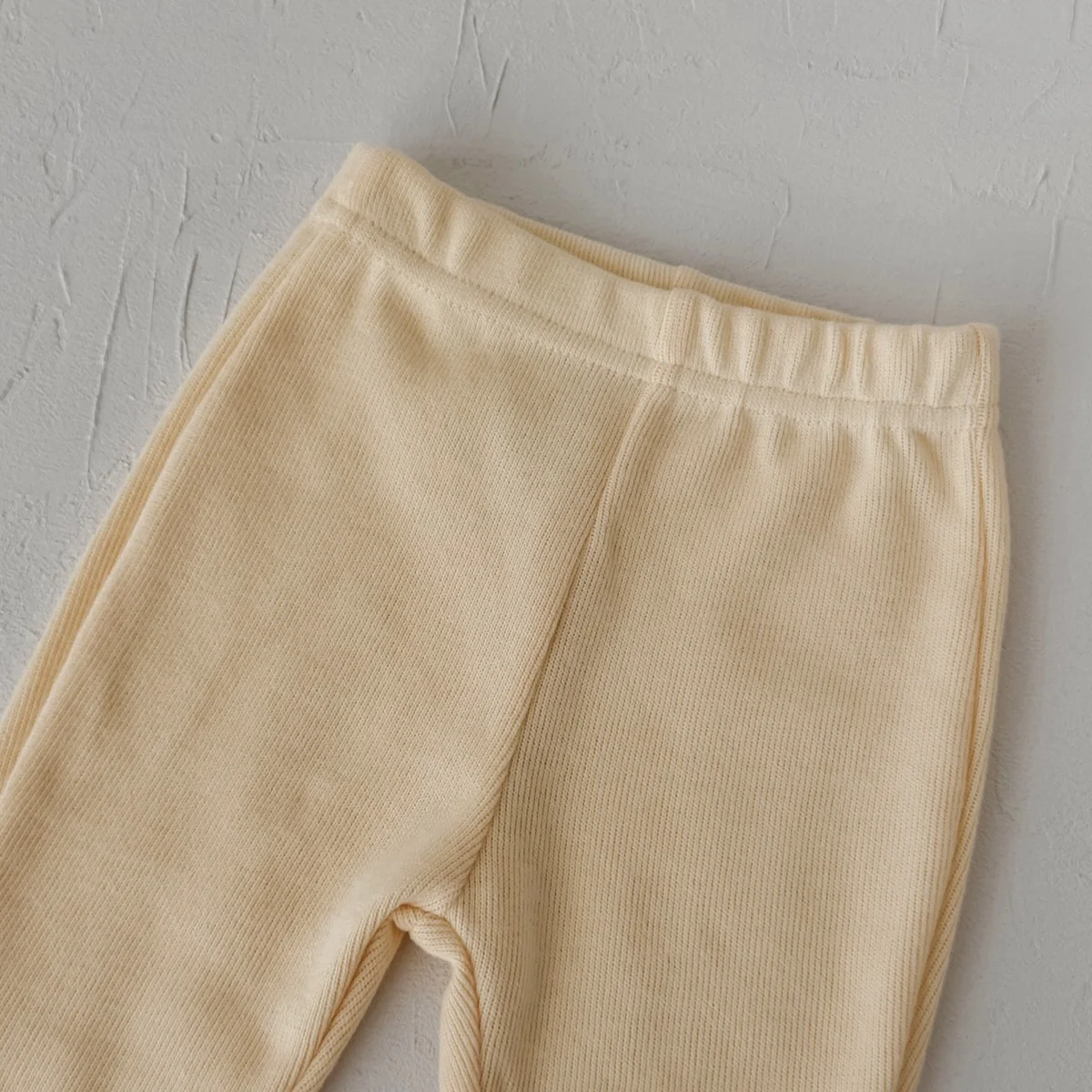 Ins-Style Kleinkind-Mädchen-Set mit gerippten Schlaghosen in Buttergelb, Blumen-Spitze und Peter-Pan-Kragen, Baby-Frühlingsoutfit – Detail 5