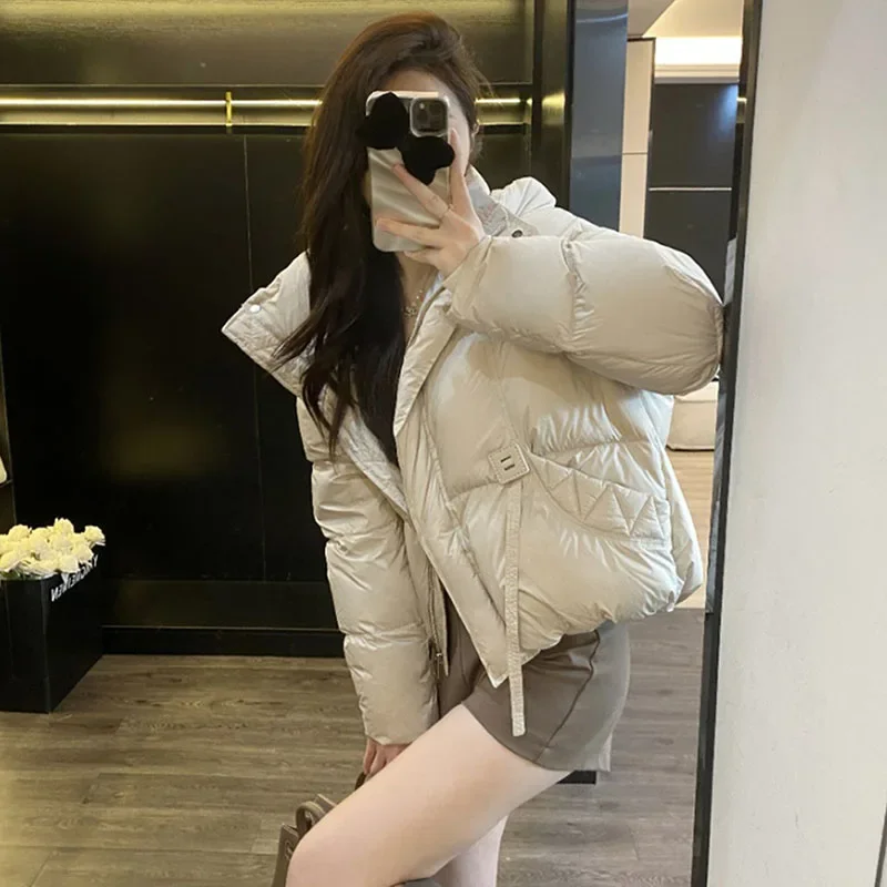 เสื้อแจ็คเก็ตขนเป็ดสีขาวสำหรับผู้หญิง เสื้อโค้ทกันหนาวแบบมีฮู้ด รุ่นใหม่ปี 2025 เสื้อแจ็คเก็ตขนเป็ดผู้หญิงทรงหลวม หนา อุ่น สไตล์แฟชั่นเกาหลี