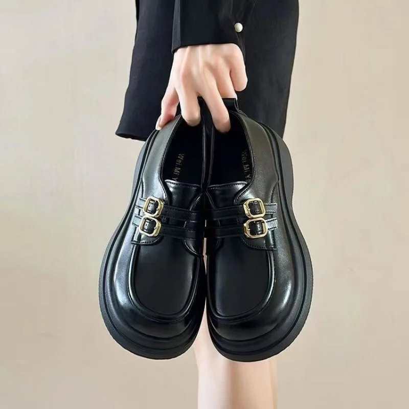 

In the summer of 2025, the new versatile thick-soled loafers are paired with Mary Jane's small leather shoes for a British style
