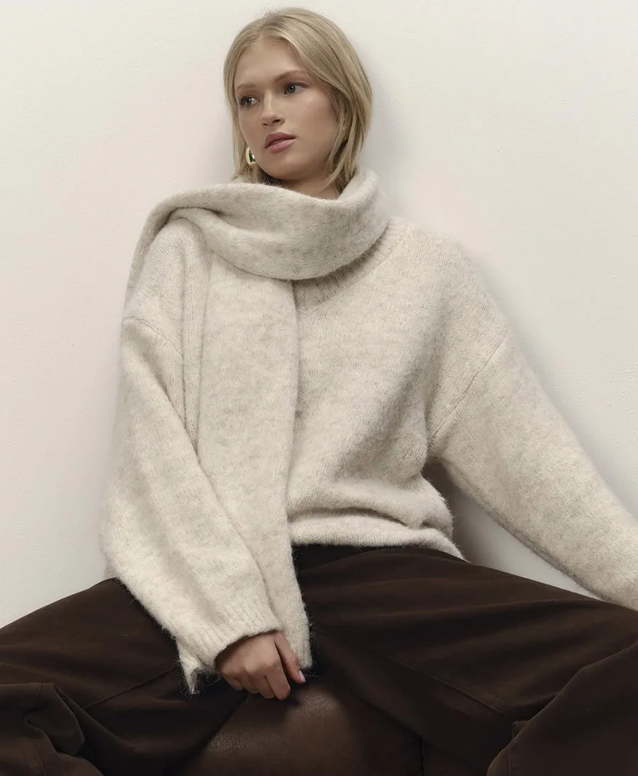 Loose And Laid-back Knitted V-neck Pullover Sweater With A Scarf For Women, Soft And Fashionable In Autumn And Winter