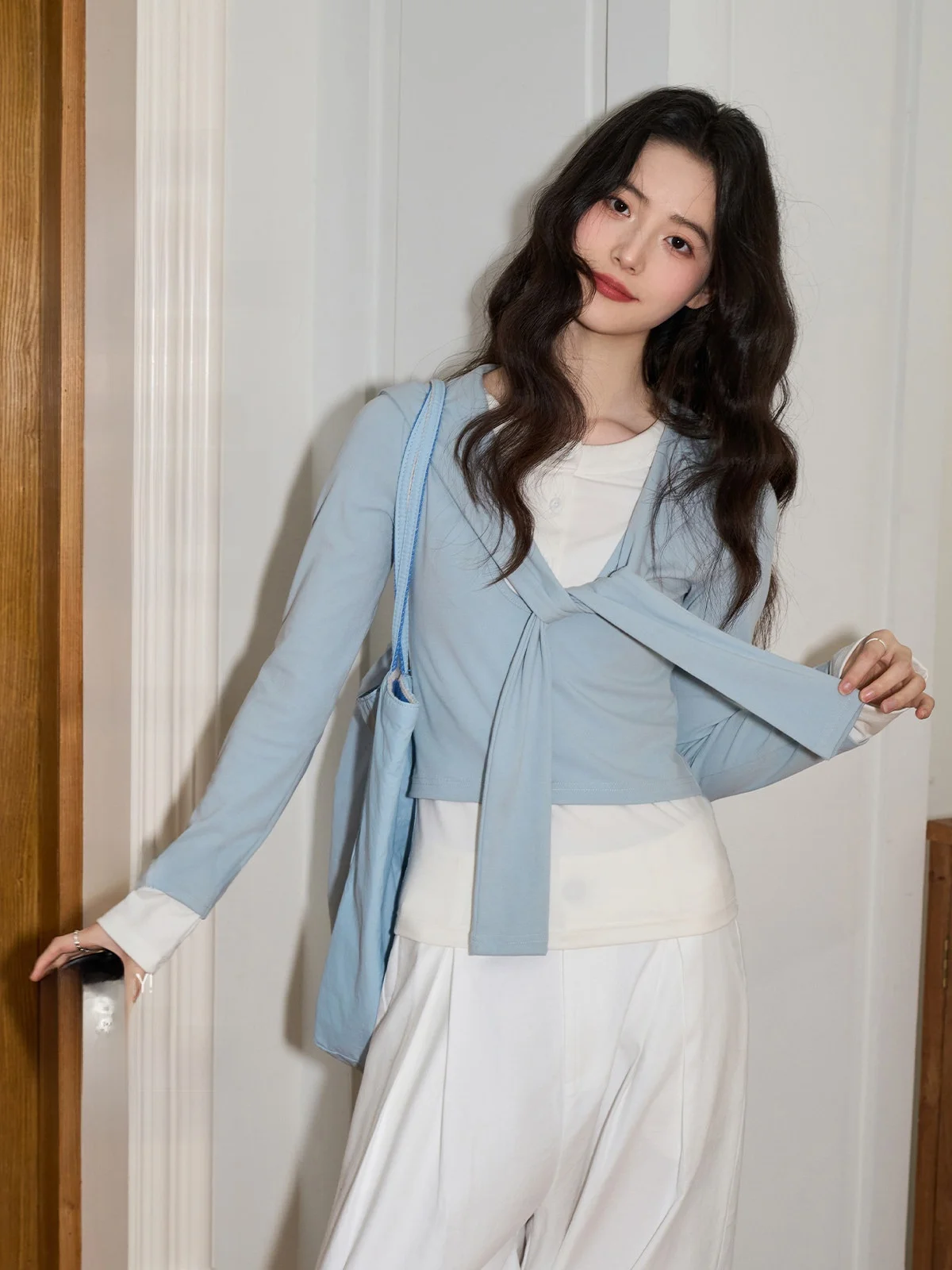 

Женская приталенная футболка с длинным рукавом и синим принтом, весенний дизайн, укороченный топ, комбинированный дизайн, хлопок, лиоцелл, полиэстер, эластан