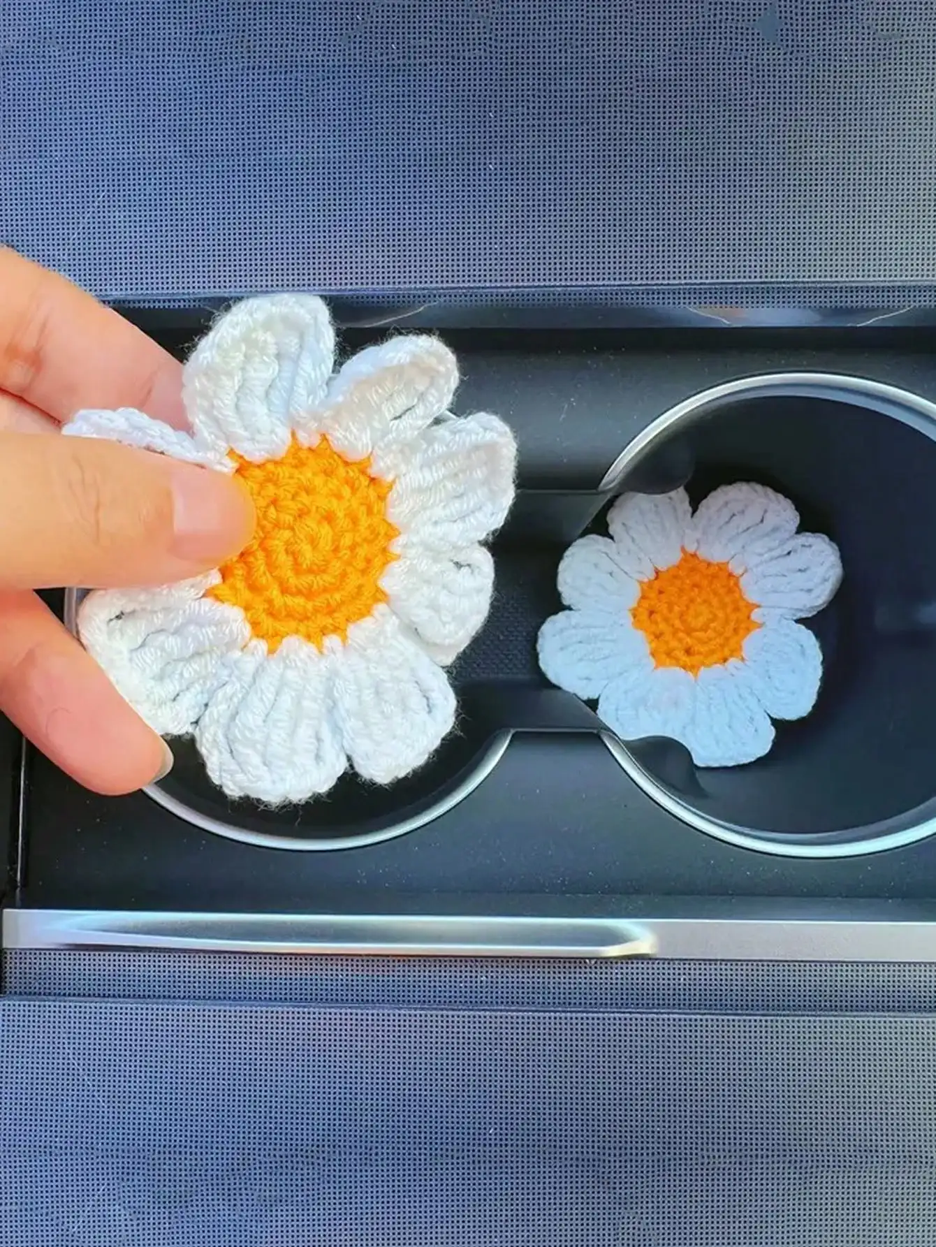 2pcs Handmade Knitted Flower Coasters - Fresh & Lovely Daisy Car Coasters, Hand-Woven Finished Coasters for Cute Car Interior De