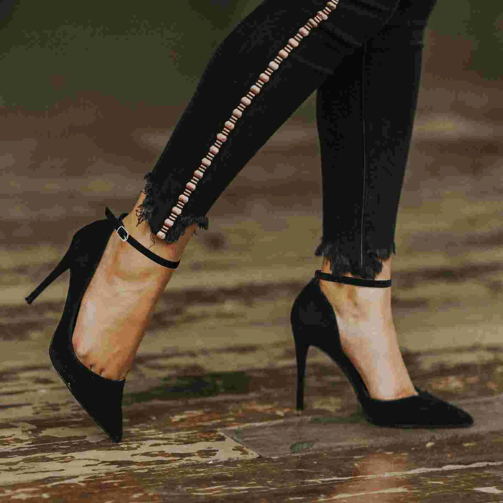 Рисунок 2 - Черные сандалии, эластичные шнурки,