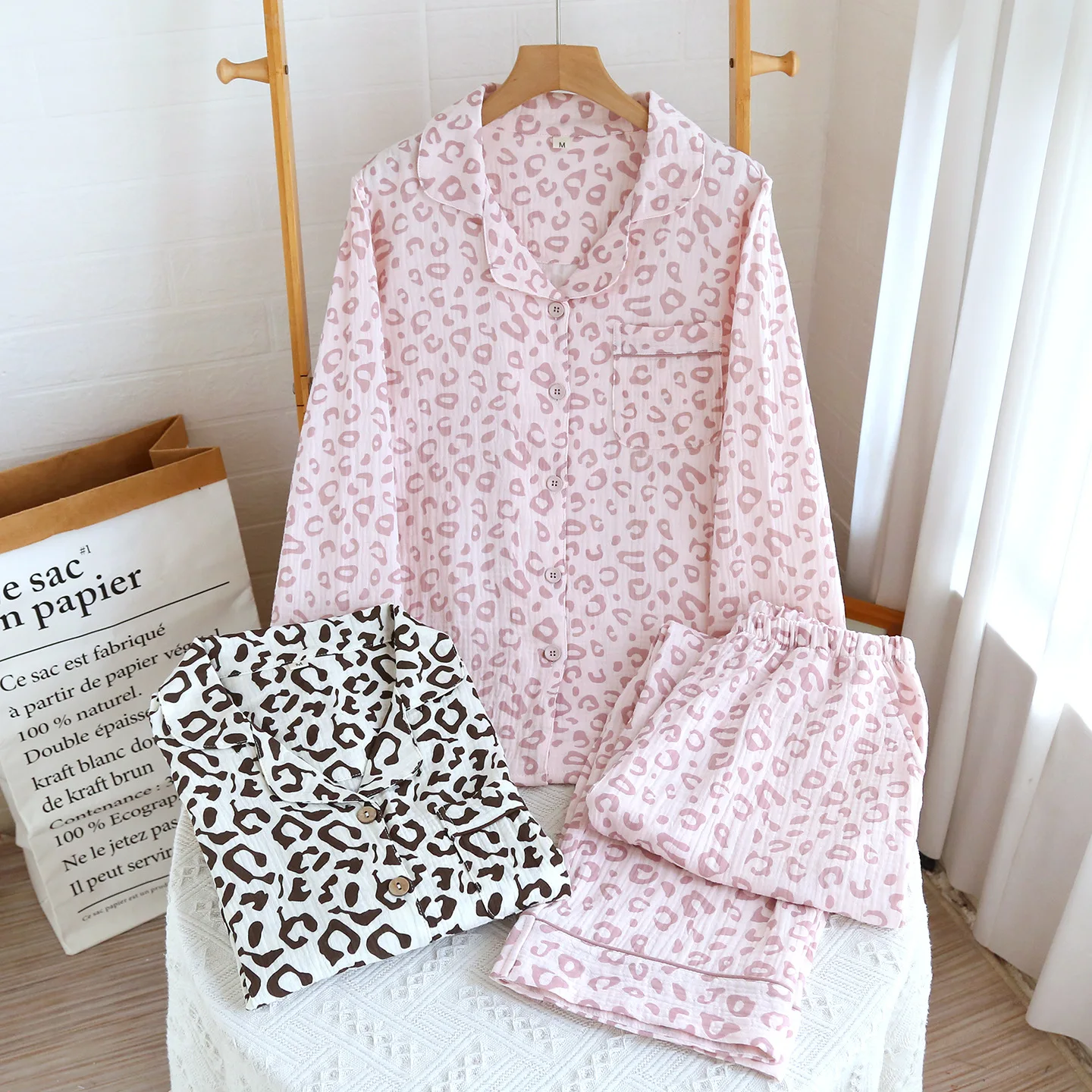

Новая весенне-летняя женская пижама с леопардовым принтом, свободная, с отложным воротником, длинными рукавами, карманами, топ и брюки, в корейском ретро-стиле, повседневная домашняя одежда
