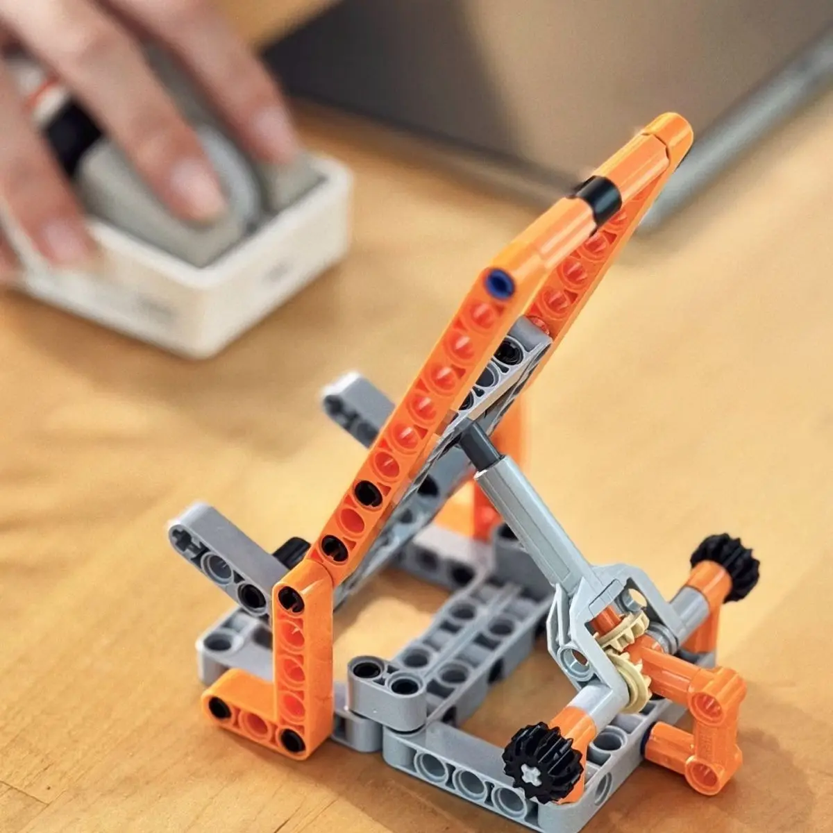 Brain-developing particle building block phone holder, assembly tech toy with dual gear linkage, educational interlocking bricks