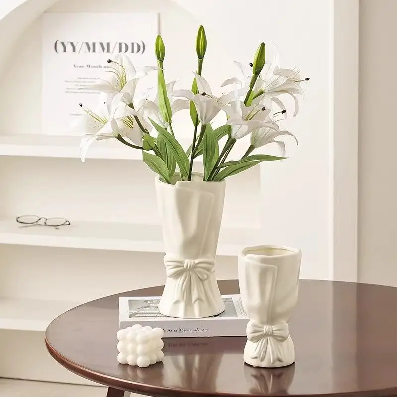 Hand-Held Bouquet Ceramic Vase- Luxury Creative Living Room Entryway Centerpiece