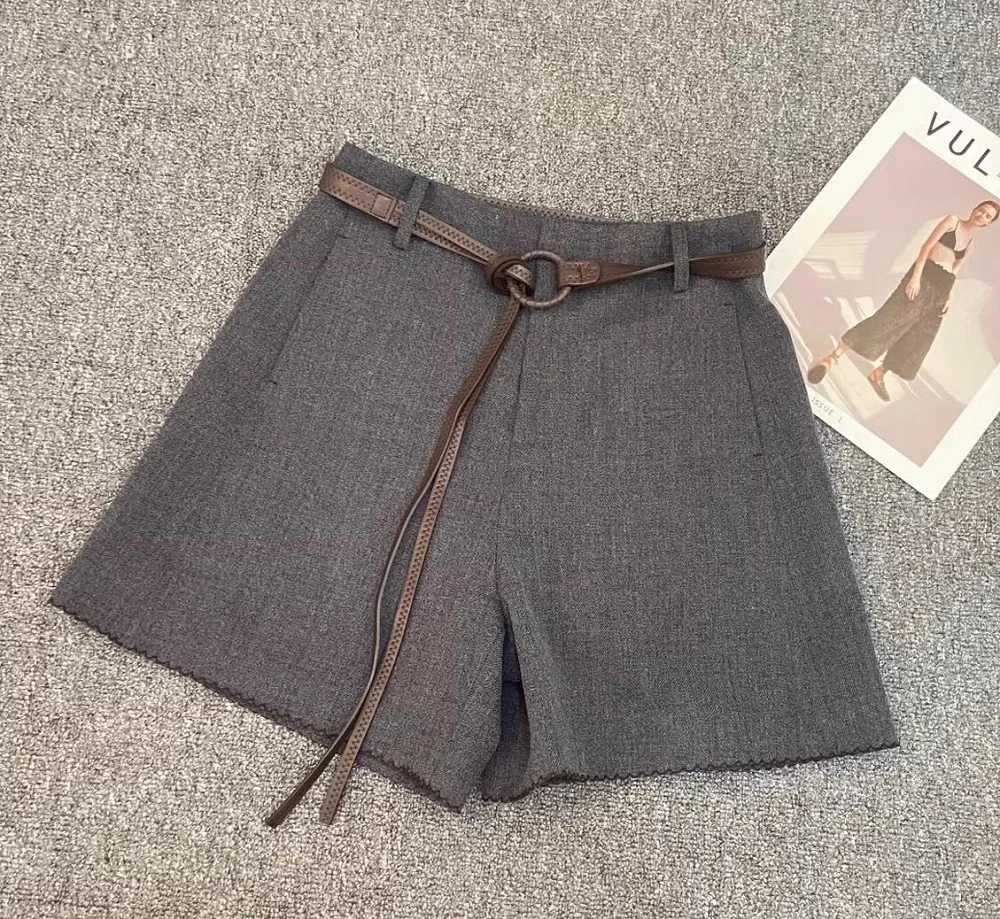 شورت شتوي جديد عالي الجودة 2025 تصميم عصري للنساء حزام مطرز بغرز مرقع عالي الخصر كاكي شورت صوف رمادي داكن #2