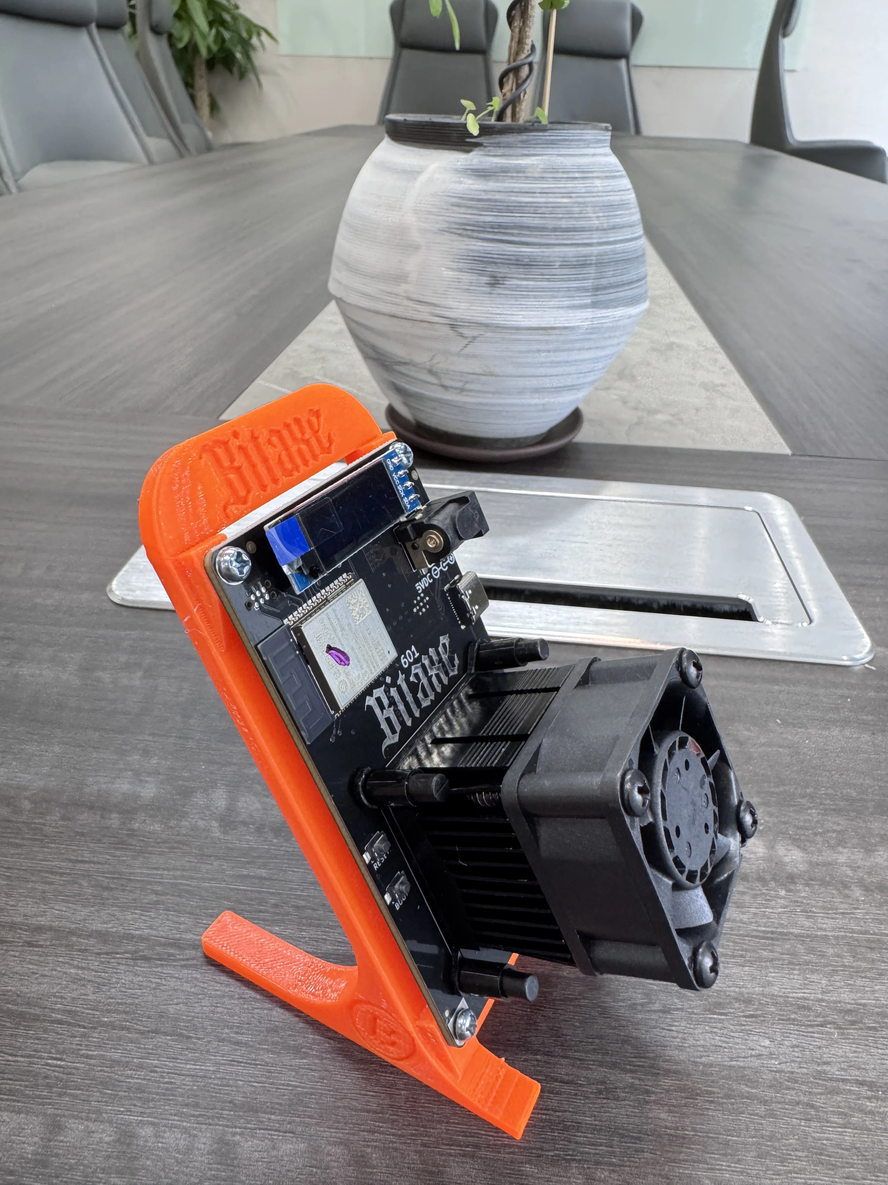 

Лидер продаж Lion Bitaxe Gamma 601 1,2/с 17 Вт Solo устройство хорошая цена вилка США/ЕС/Великобритании/Австралии