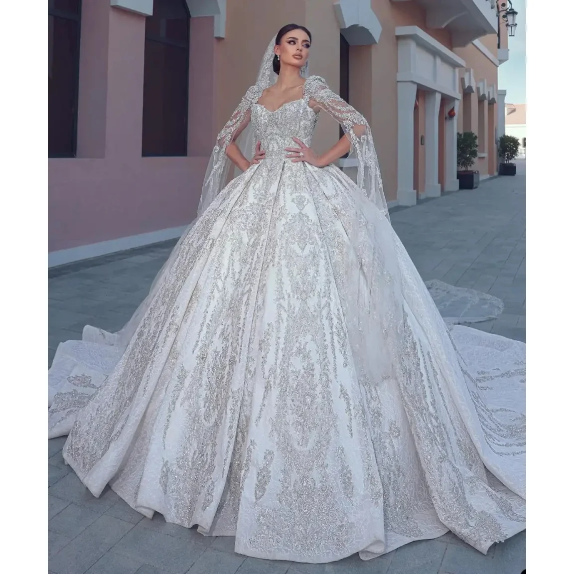 カスタムメイドの豪華なブライダルボールドレス、女性用ビーズとダイヤモンドが輝くプリンセスウェディングドレス、教会でのトレーニングドレス、ブライダルドレス