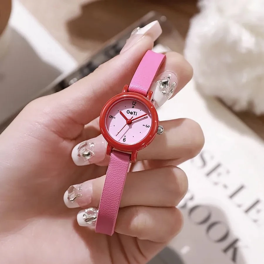 ساعة ليتل وايلد بيري أنثى Ins طالب المدرسة الثانوية يمكن الوصول إليها الفاخرة المتخصصة الألوان المتناقضة أنيقة عالية القيمة ساعة كوارتز مدمجة