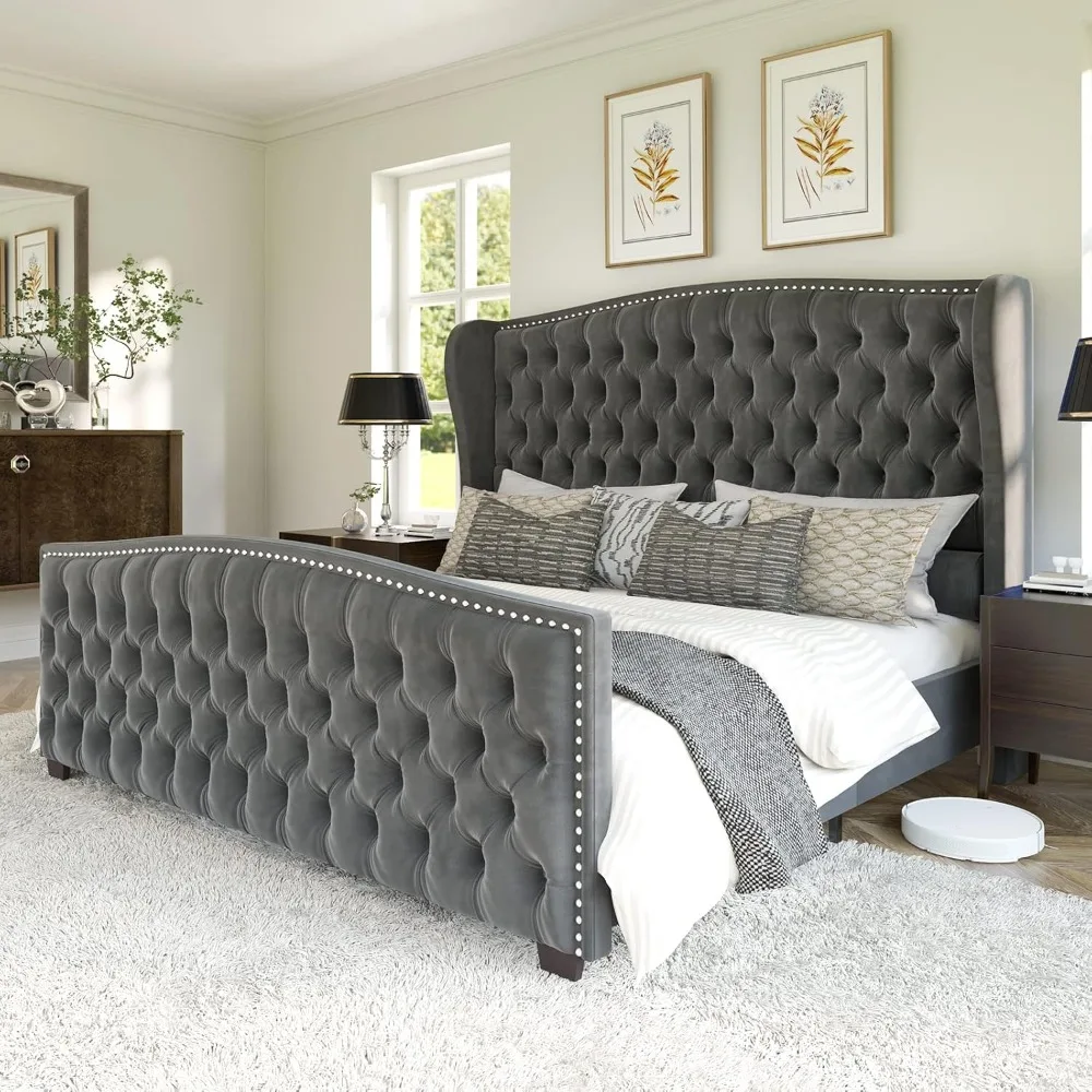 Struttura letto king size con piattaforma, letto imbottito in velluto con bottoni profondi capitonnè e testiera con alette sul retro dei chiodi