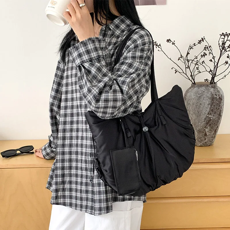 

Новая женская повседневная большая сумка из нейлоновой ткани 2026, корейский дизайн с поясом, большая вместительная легкая плиссированная сумка подмышками с кошельком для монет