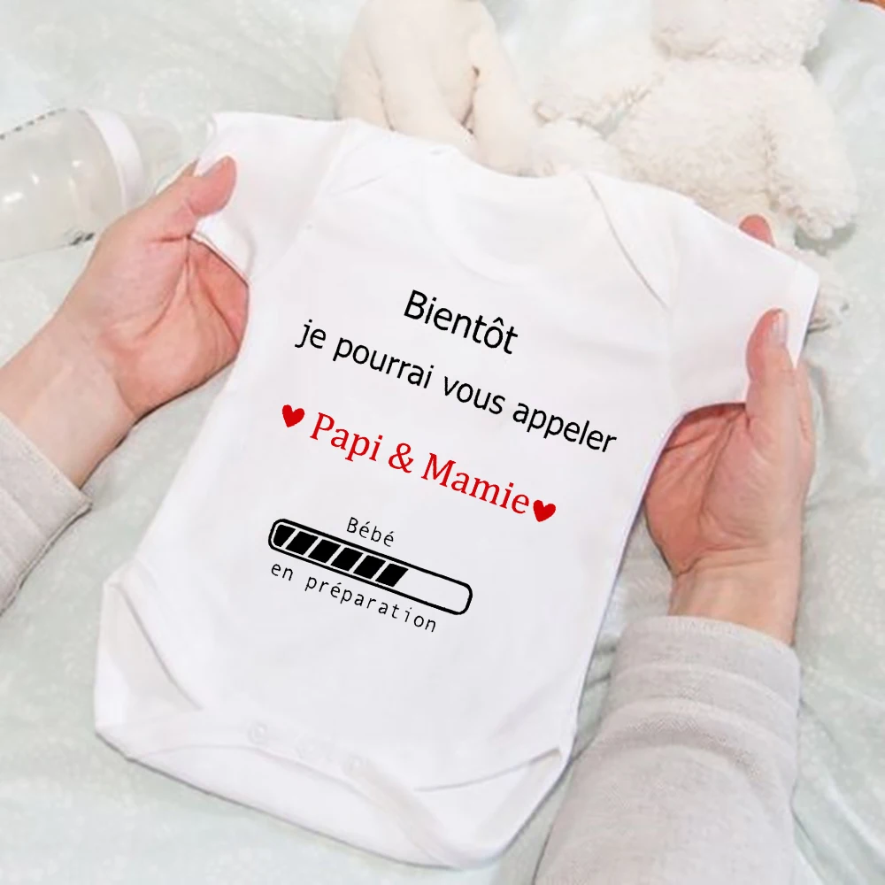 Wkrótkołem się, byłem znasz cię dziadek i babcią dziecko w przygotowaniu śpioszki niemowlęce ogłoszenie o ciąży body ubranka dla niemowląt