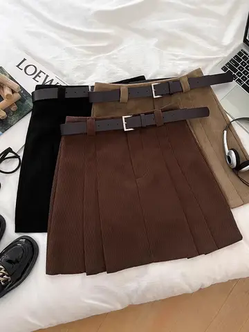 Gonna corta a pieghe in velluto a coste kaki Vendita calda autunnale da donna della stagione Nuovo stile coreano Dimagrante Sci a mezza lunghezza anti-luce...