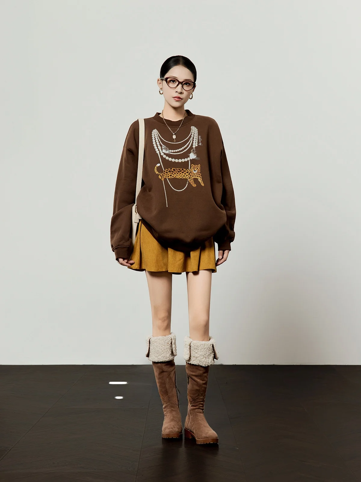 

Женская свободная толстовка с флисовой подкладкой и леопардовым принтом, с декоративной отделкой, весна 2026, новинка, коричневый цвет, повседневный топ