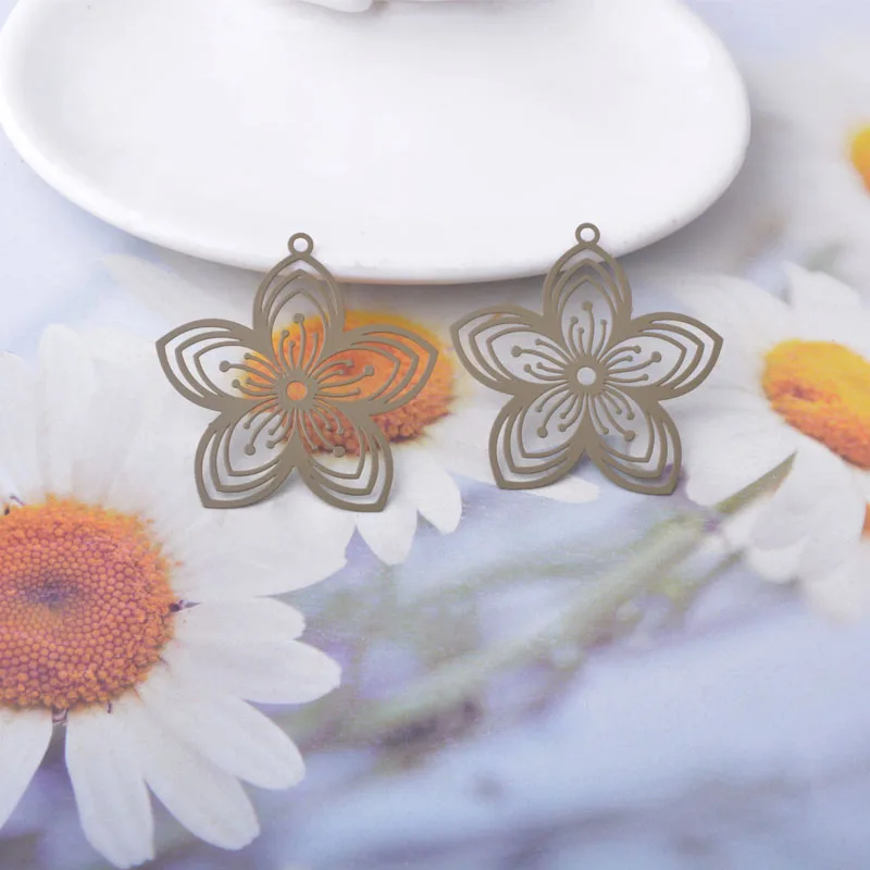 20 Stück AB9237 Messing-Schmuckanhänger in Hellgold mit bemalten Blumen, DIY-Zubehör für Damenohrringe – Detail 9