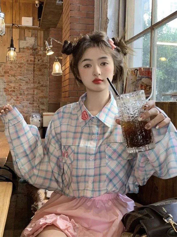 ヴィンテージ甘いチェック柄シャツ女性のためのプレッピースタイル愛刺繍エレガントなブラウスカジュアル長袖韓国女性カミーサトップス