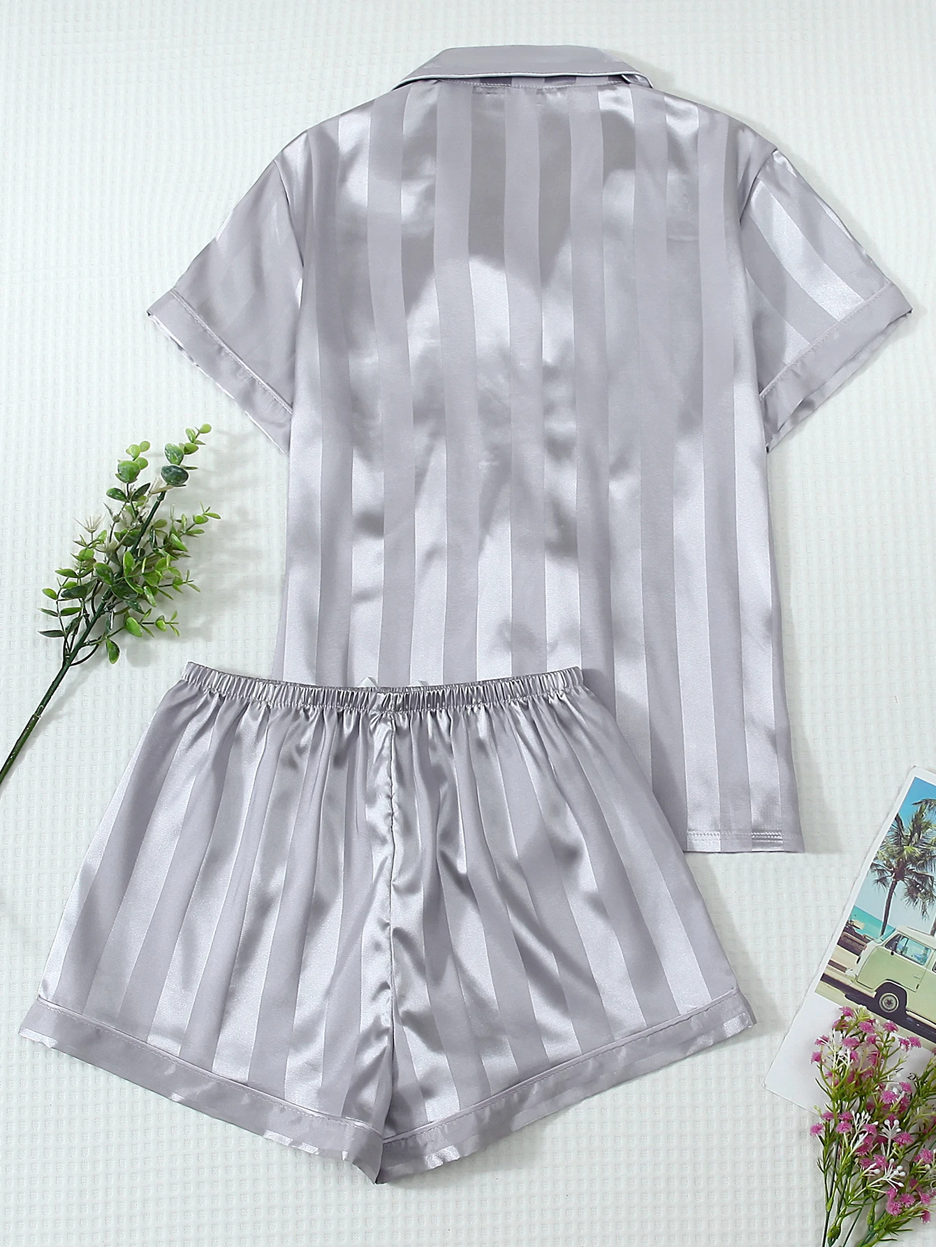 Two-Piece Set of Comfortable Satin Striped Printed Collared Button-Down Short-Sleeve Top with Pockets and Bow Shorts, Spring/Summer Women's Pajama Loungewear Set Suitable for Home Use