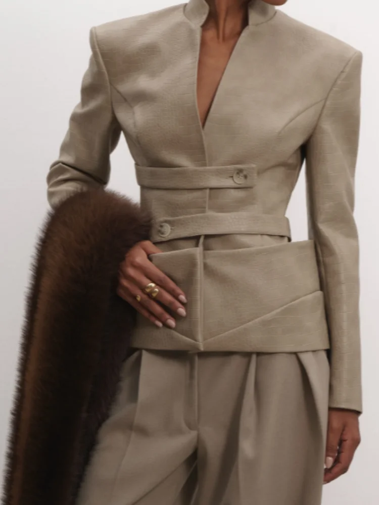 Kurtka damska ze skóry tłoczonej w krokodyla, elegancka moda, stójka, dekolt w serek, długi rękaw, taliowana, płaszcz w stylu high street.