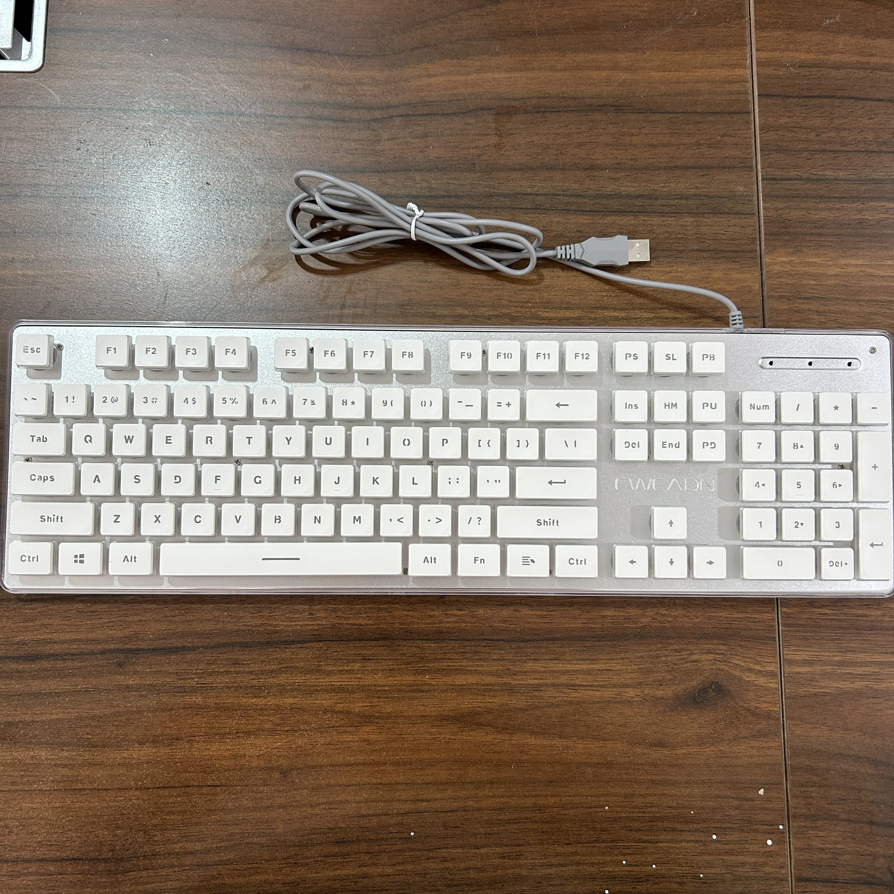 Teclado de escritório EWEADN GX710S silencioso, painel totalmente metálico 104 teclas com fio com teclas de gota de água, para jogos e escritório branco e preto