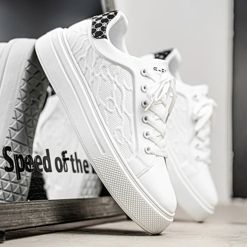 أحذية بيضاء غير رسمية صيفية للرجال أحذية رياضية مطاطية صغيرة قابلة للتنفس أحذية بدون كعب عصرية للرجال شباشب عصرية قابلة للتنفس