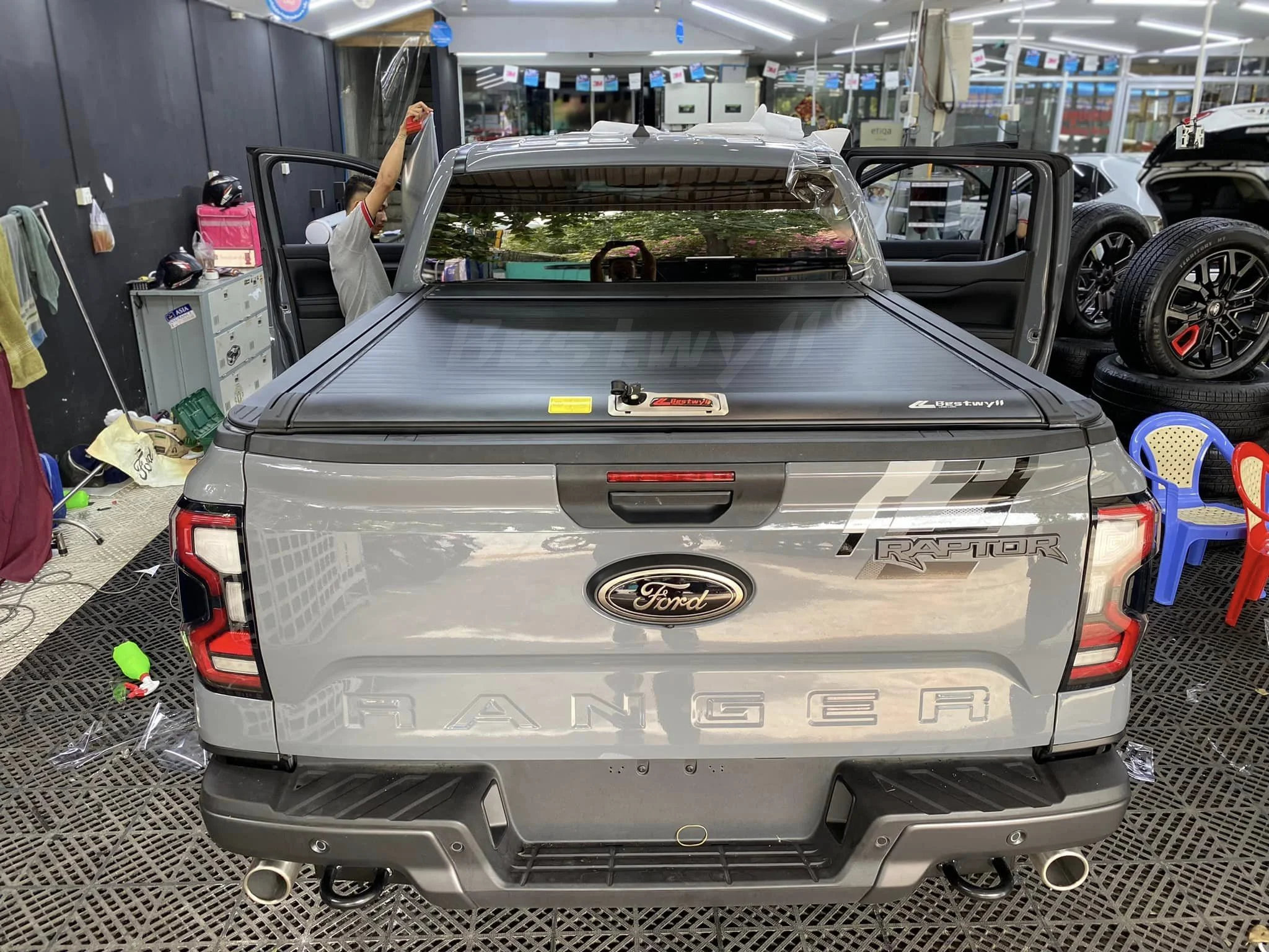 China ODM Next Generation Toner Roller Lid Pickup Truck Bed Manual Retractable Tonneau Cover for Ford Ranger Raptor K81