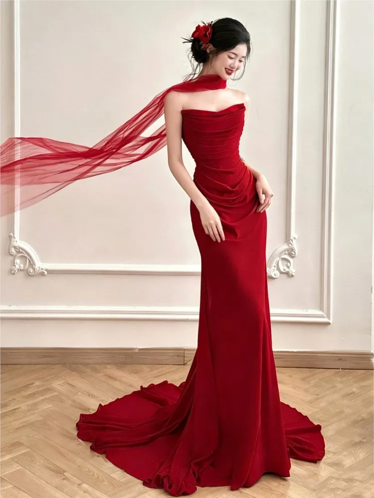 

A unique red strapless banquet dress with fishtail toasting morning gown