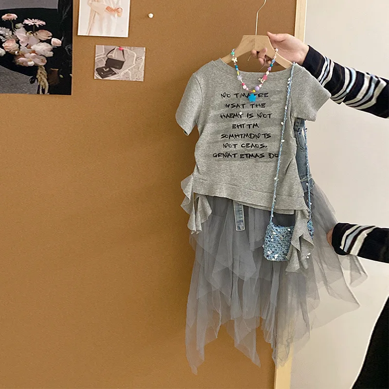 

Летний комплект для девочек: модная футболка с коротким рукавом и стильная юбка из джинсовой ткани с элементами пэчворка.