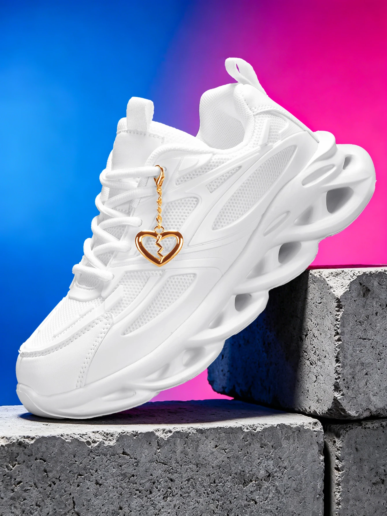 Zapatillas de mujer estilo Y2K dulce y moderno, con suela gruesa de 5 cm para aumentar la altura, estilo Dad Shoes, moda urbana de tendencia, zapatillas blancas casuales versátiles, parte superior de tela de malla transpirable, dije metálico desmontable en forma de corazón dorado, diseño con cordones y puntera redonda, suela ondulada con amortiguación EVA, aptas para todas las estaciones, calzado casual de moda urbana para estudiantes.