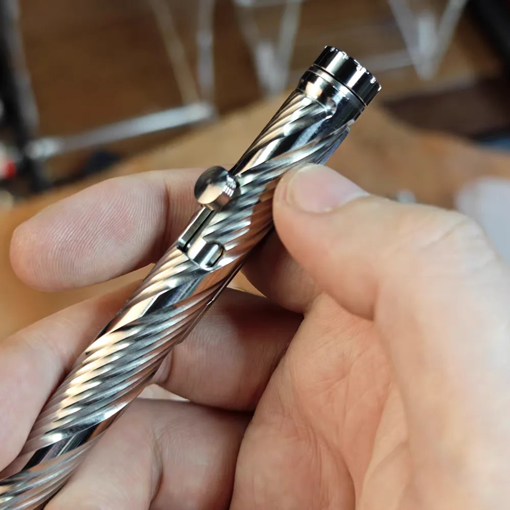قلم EDC من التيتانيوم مع محمل  - مراجعة Edc Everyday Carry Gear وسعره