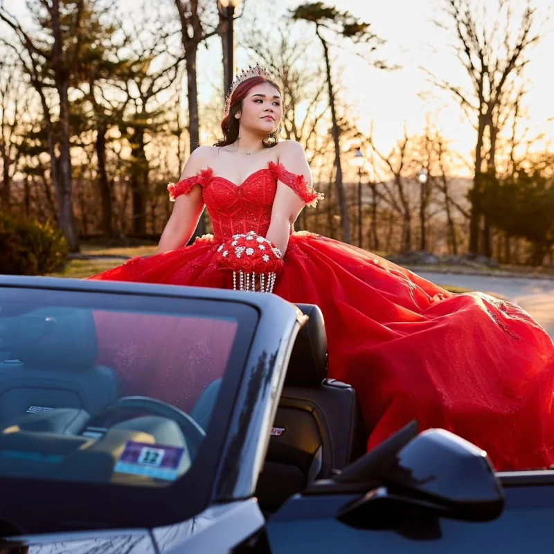 

Красное платье для церемонии Кинсеаньеро с открытыми плечами, пайетками, кристаллами, цветочным декором и длинным шлейфом, платье для 15-летия. ﻿ Индивидуальный заказ