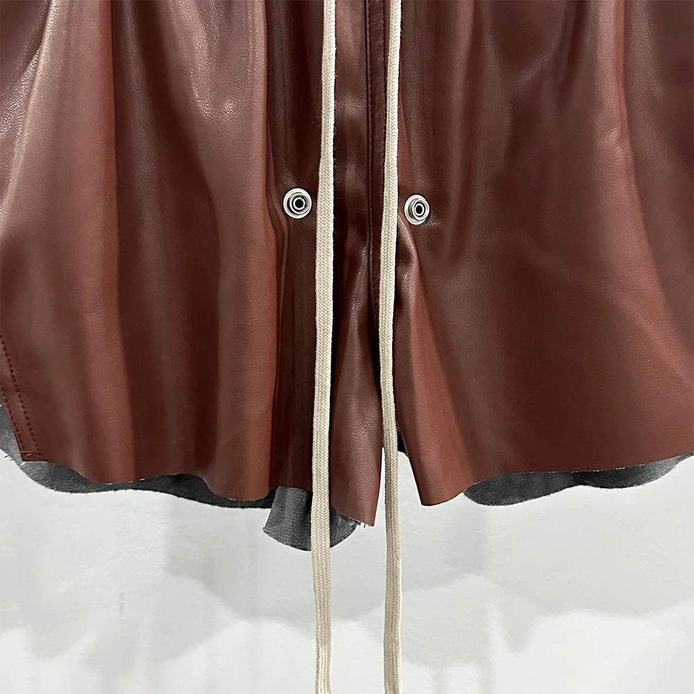 กางเกงขาสั้นผู้หญิง PU แบบมีเชือกรูดมีรูพรุนกางเกงเอวยางยืดผ่าข้างข้าง Y2k กางเกงหนังลำลองร้อยแบบลำลองใหม่2024ฤดูใบไม้ร่วง