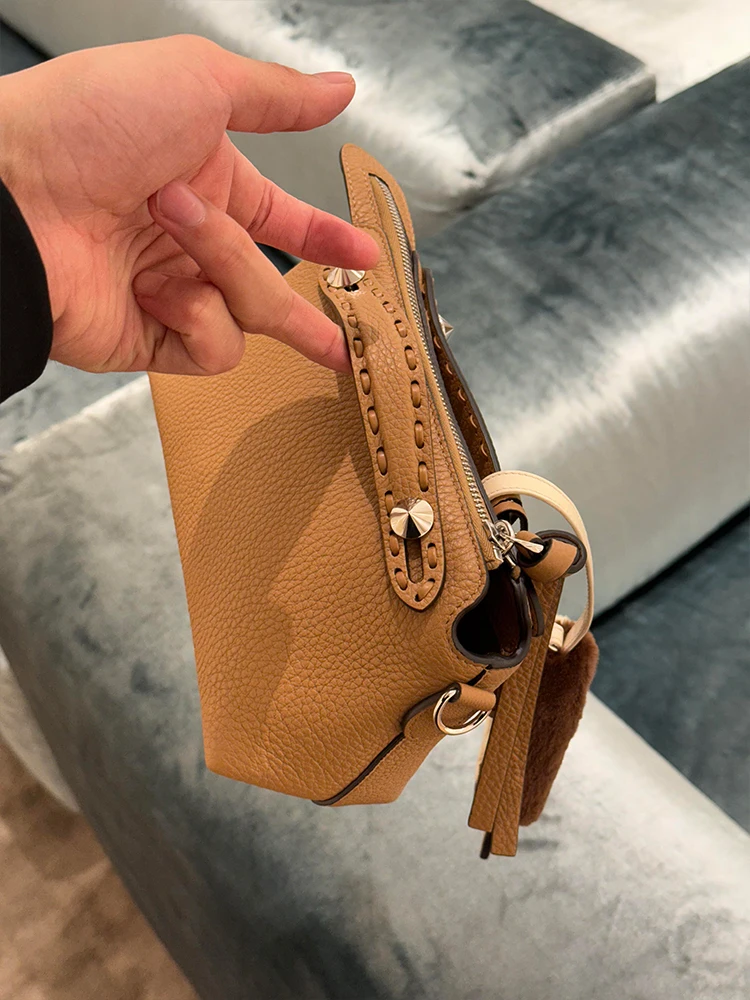 

Luxury Leather Woven Square Bag Women's 2025 New Faion oulder Crossbody Bag Briti Sle Zipper Closure Daily Use