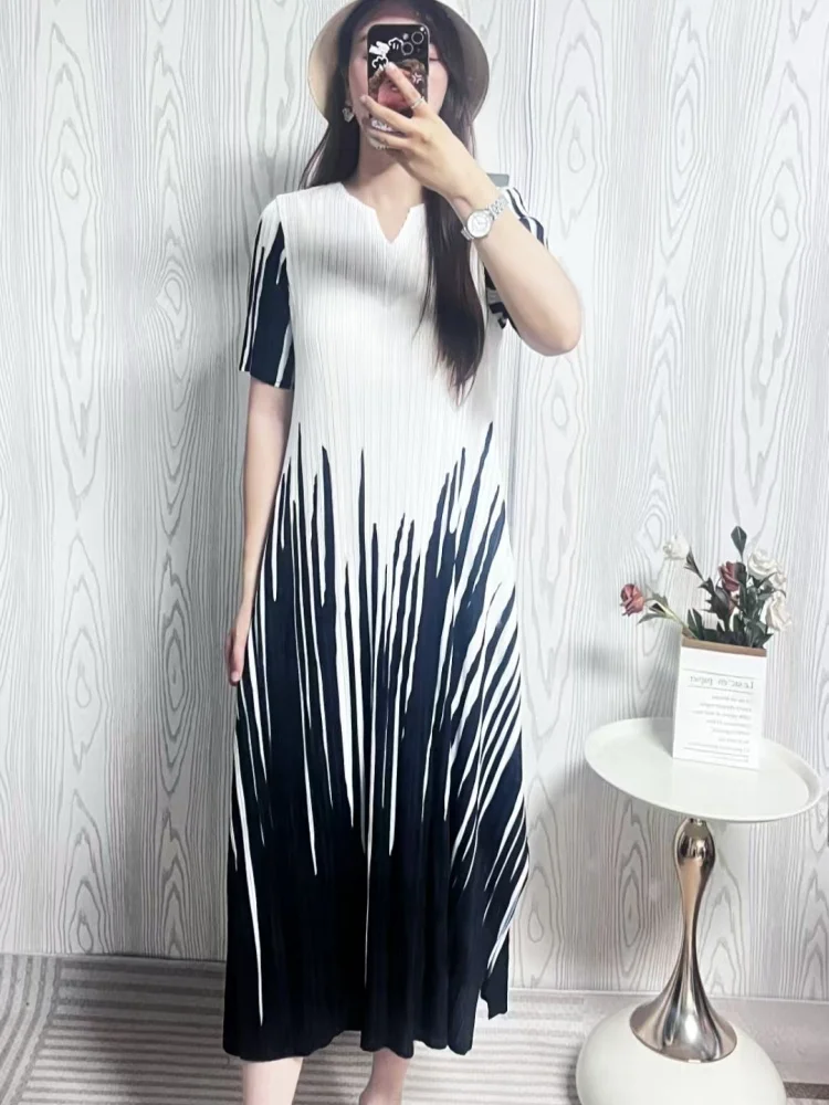 

Miyake Pleated Skirt for Women 2024 Summer New Fashion Printed High-end Casual Short-sleeved V Neck Pleated Mid-length Dress