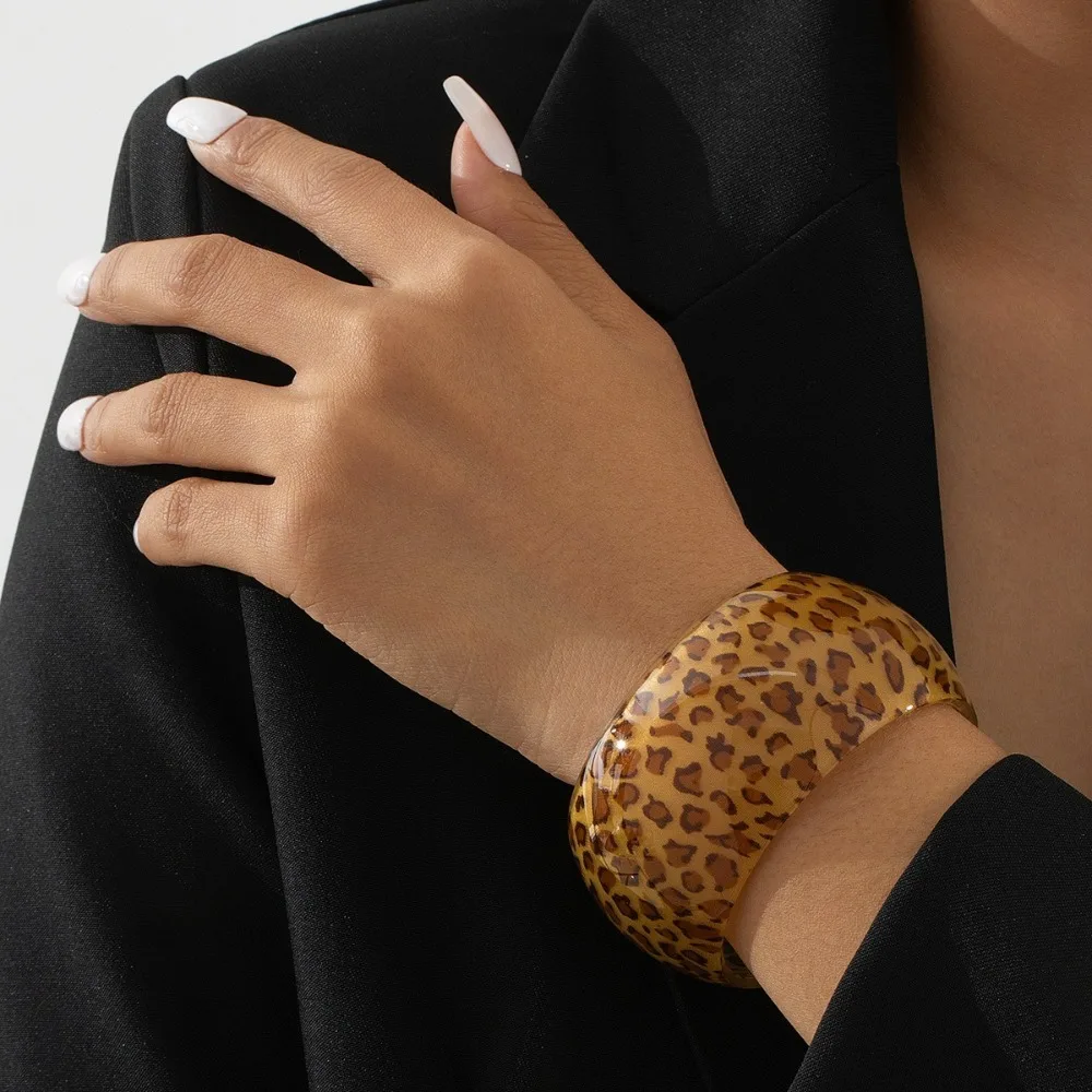 Pulseiras de punho de resina com estampa de leopardo design exagerado material de resina pulseira exagerada estilo de casal aberto